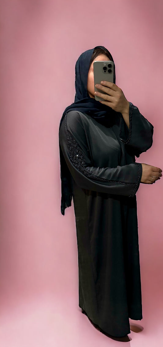 Graue Abaya mit Perlen